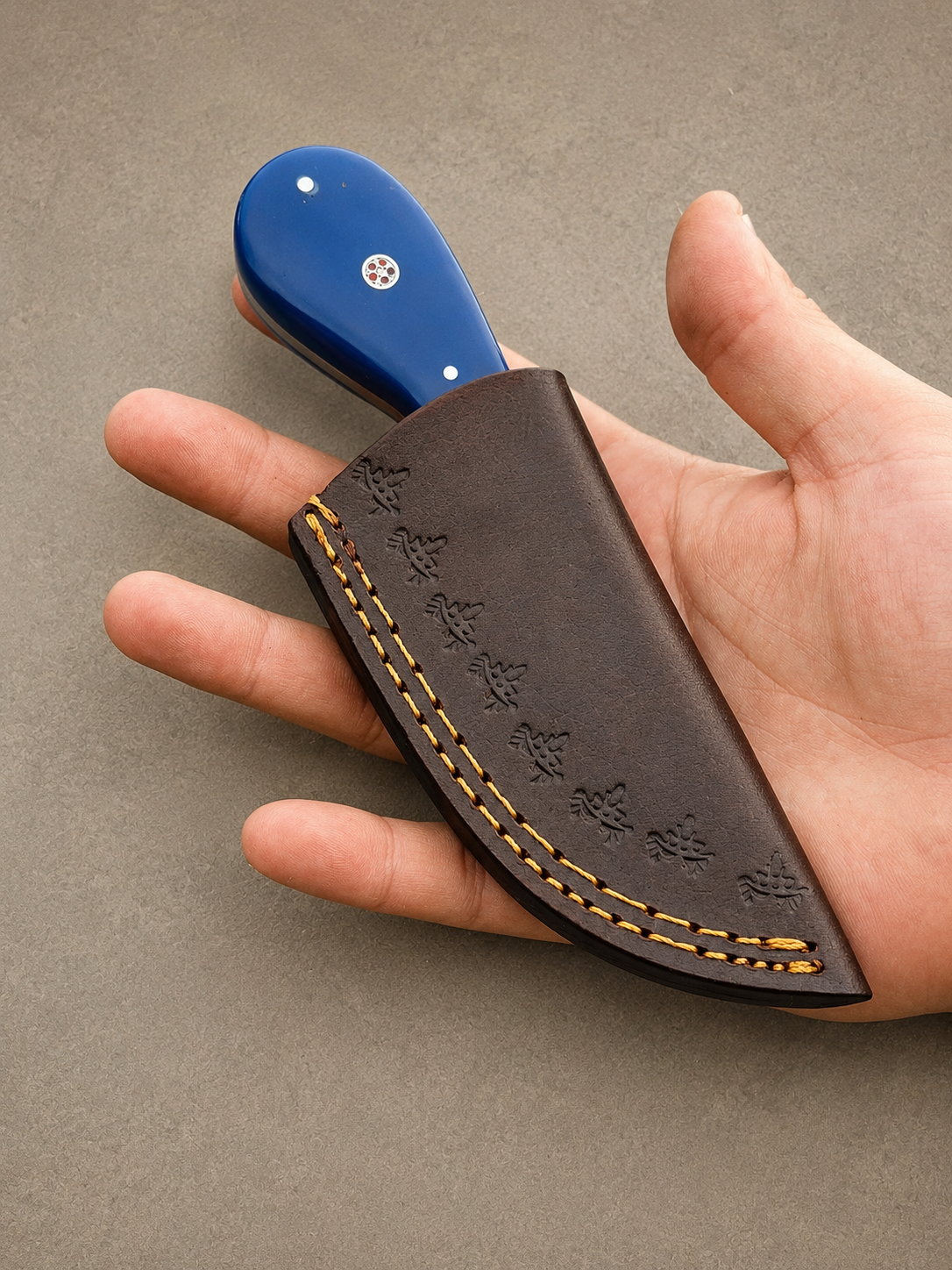 Compact Damascus Steel Fixed Blade Utility Knife – 512 Layer Hand Forged with Resin Handle, Brass Bolster & Leather Sheath