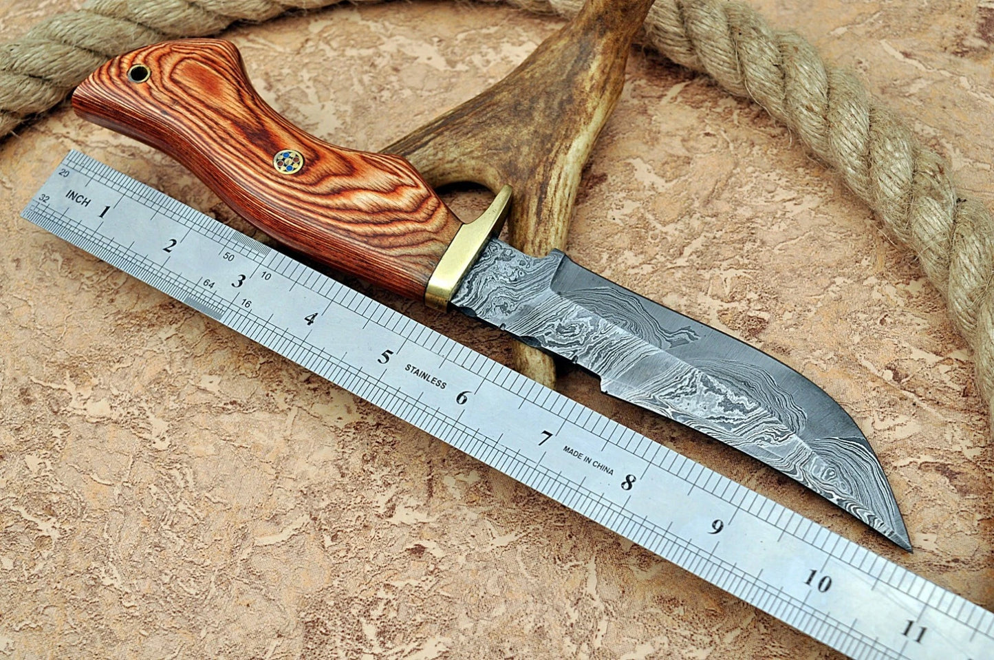 HAND FORGED DAMASCUS STEEL HUNTING KNIFE W/ STAIN WOOD & BRASS GUARD HANDLE