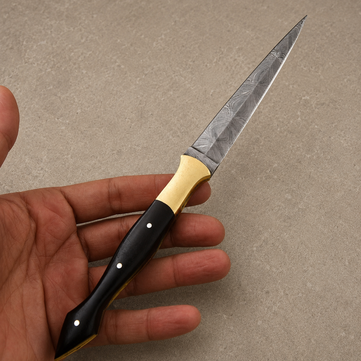 Highland Horn Damascus Steel Knife – 512 Layer Hand Forged Blade with Horn Handle & Leather Sheath