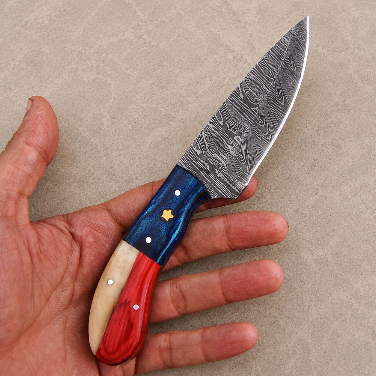 Hand Forged Damascus Steel Fixed Blade Knife – Texas Flag Colors, Bone & Wood Handle with Leather Sheath
