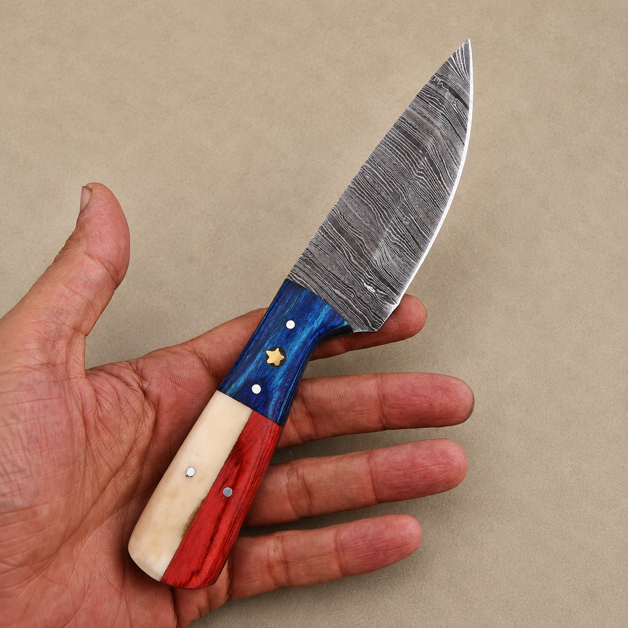 Alamo Heritage Damascus Steel Knife – Hand Forged 512-Layer Fixed Blade with Texas Flag Bone & Pakka Wood Handle, Genuine Leather Sheath