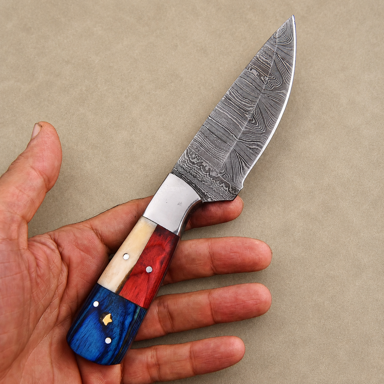 Texas Frontier Damascus Steel Knife – Hand Forged 512-Layer Fixed Blade with Texas Flag Bone & Pakka Wood Handle, Genuine Leather Sheath