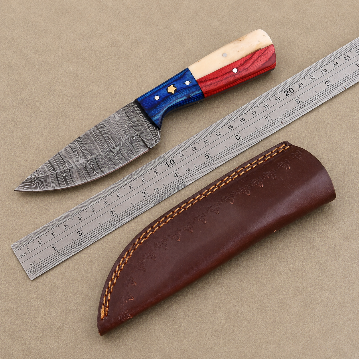 Alamo Heritage Damascus Steel Knife – Hand Forged 512-Layer Fixed Blade with Texas Flag Bone & Pakka Wood Handle, Genuine Leather Sheath