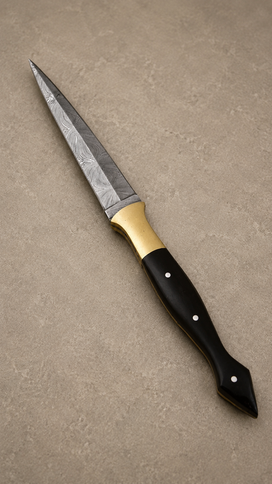Highland Horn Damascus Steel Knife – 512 Layer Hand Forged Blade with Horn Handle & Leather Sheath