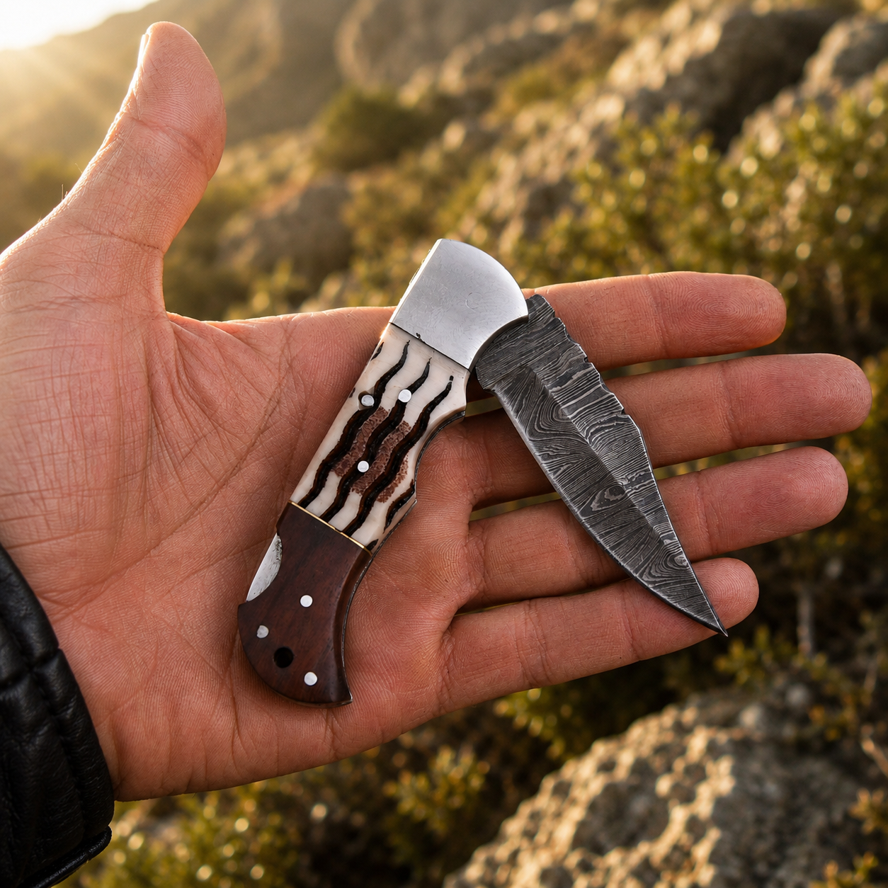 Personalized Damascus Folding Knife – Rosewood & Horn Handle Pocket Knife with Custom Engraving & Leather Sheath