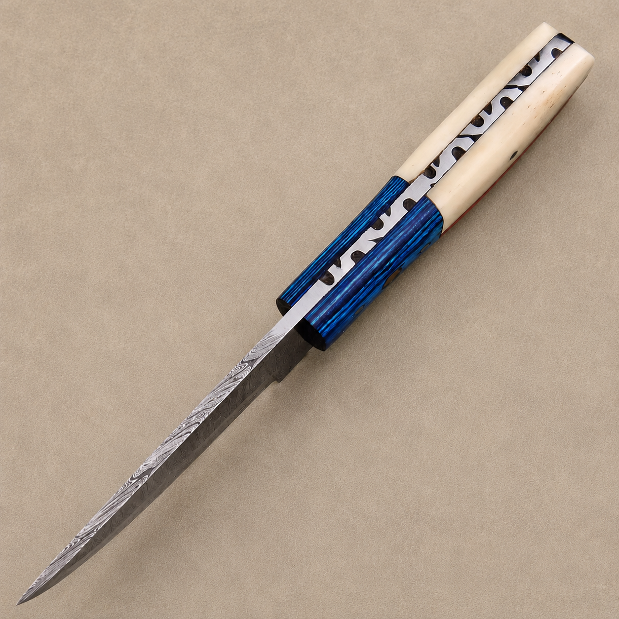 Alamo Heritage Damascus Steel Knife – Hand Forged 512-Layer Fixed Blade with Texas Flag Bone & Pakka Wood Handle, Genuine Leather Sheath