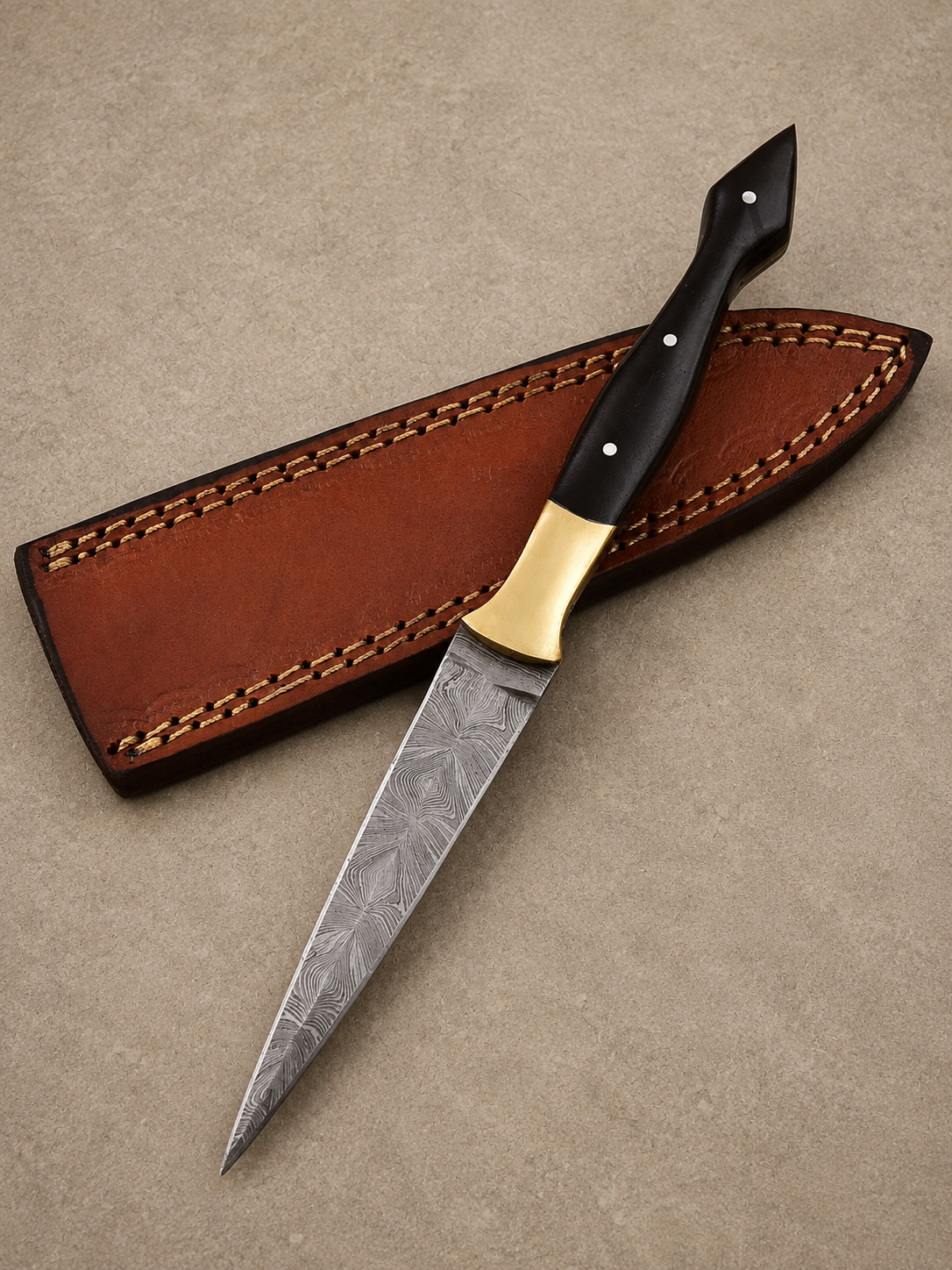 Highland Horn Damascus Steel Knife – 512 Layer Hand Forged Blade with Horn Handle & Leather Sheath