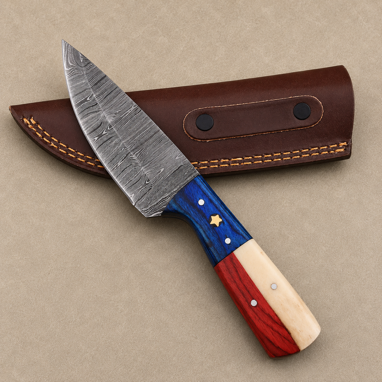 Alamo Heritage Damascus Steel Knife – Hand Forged 512-Layer Fixed Blade with Texas Flag Bone & Pakka Wood Handle, Genuine Leather Sheath