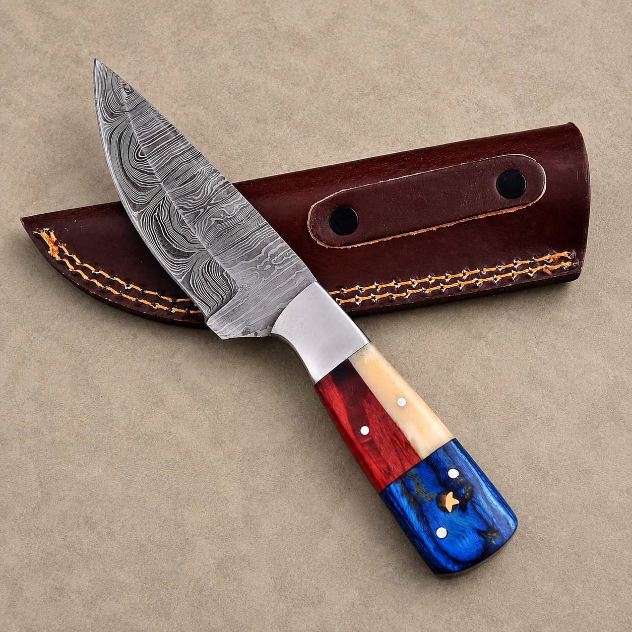 Texas Frontier Damascus Steel Knife – Hand Forged 512-Layer Fixed Blade with Texas Flag Bone & Pakka Wood Handle, Genuine Leather Sheath