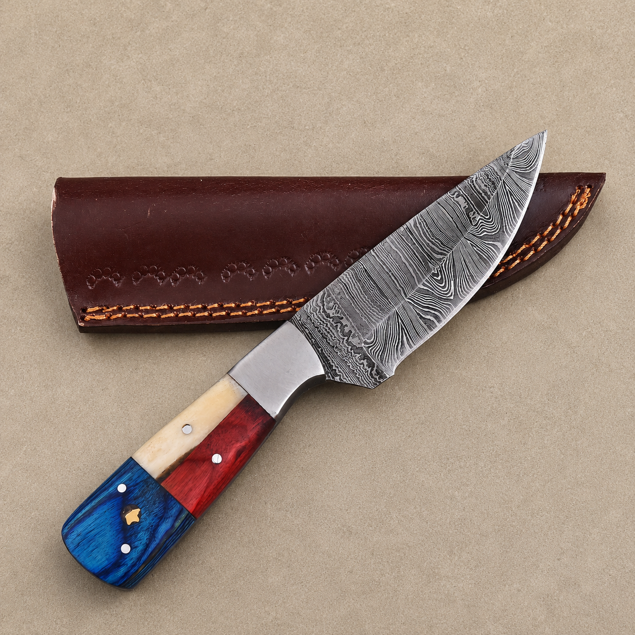 Texas Frontier Damascus Steel Knife – Hand Forged 512-Layer Fixed Blade with Texas Flag Bone & Pakka Wood Handle, Genuine Leather Sheath