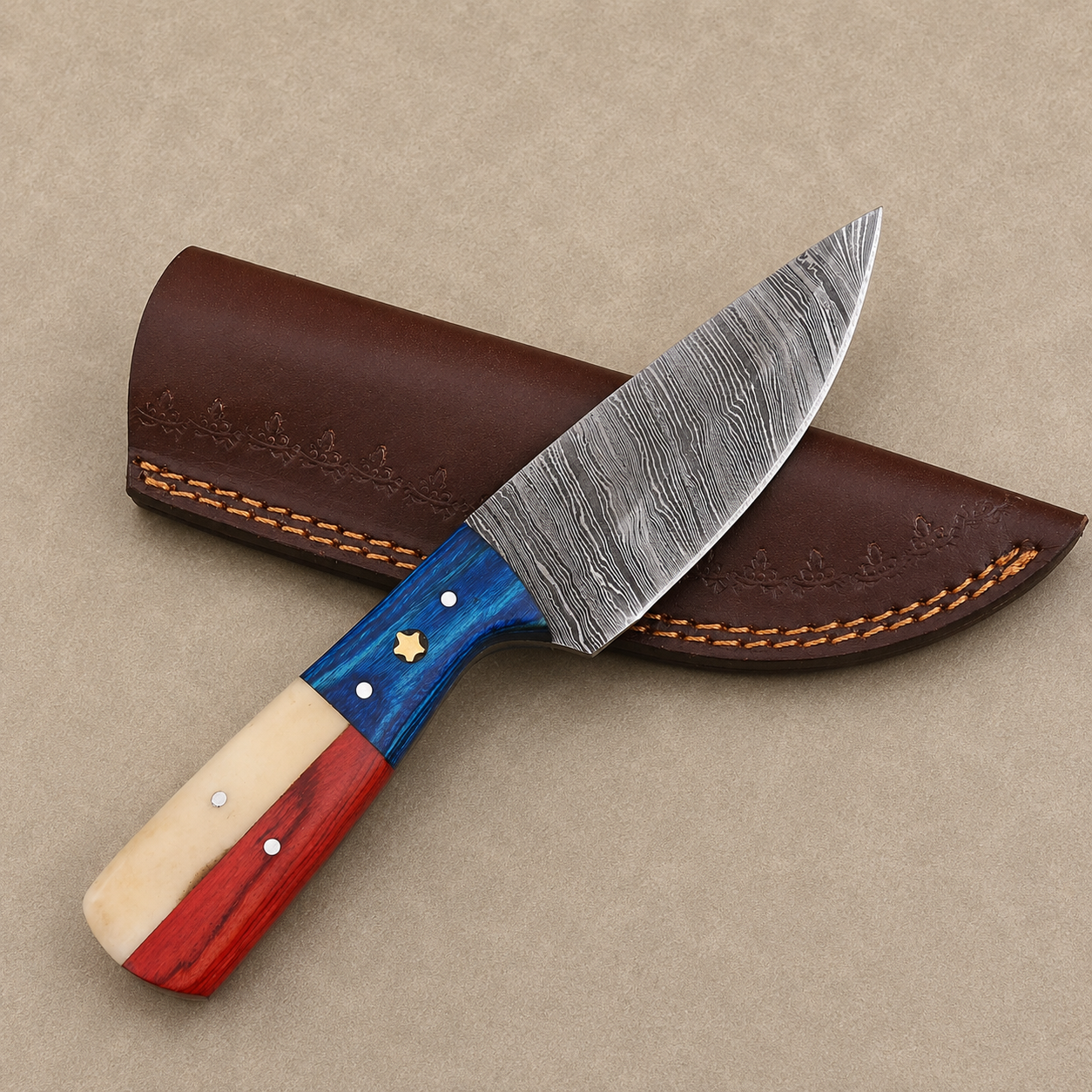 Alamo Heritage Damascus Steel Knife – Hand Forged 512-Layer Fixed Blade with Texas Flag Bone & Pakka Wood Handle, Genuine Leather Sheath