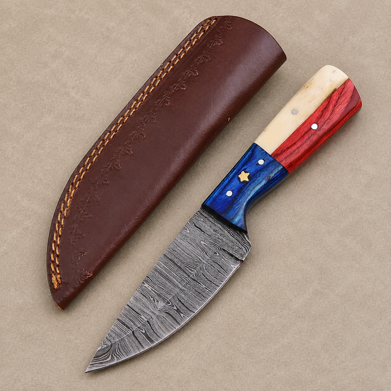 Alamo Heritage Damascus Steel Knife – Hand Forged 512-Layer Fixed Blade with Texas Flag Bone & Pakka Wood Handle, Genuine Leather Sheath