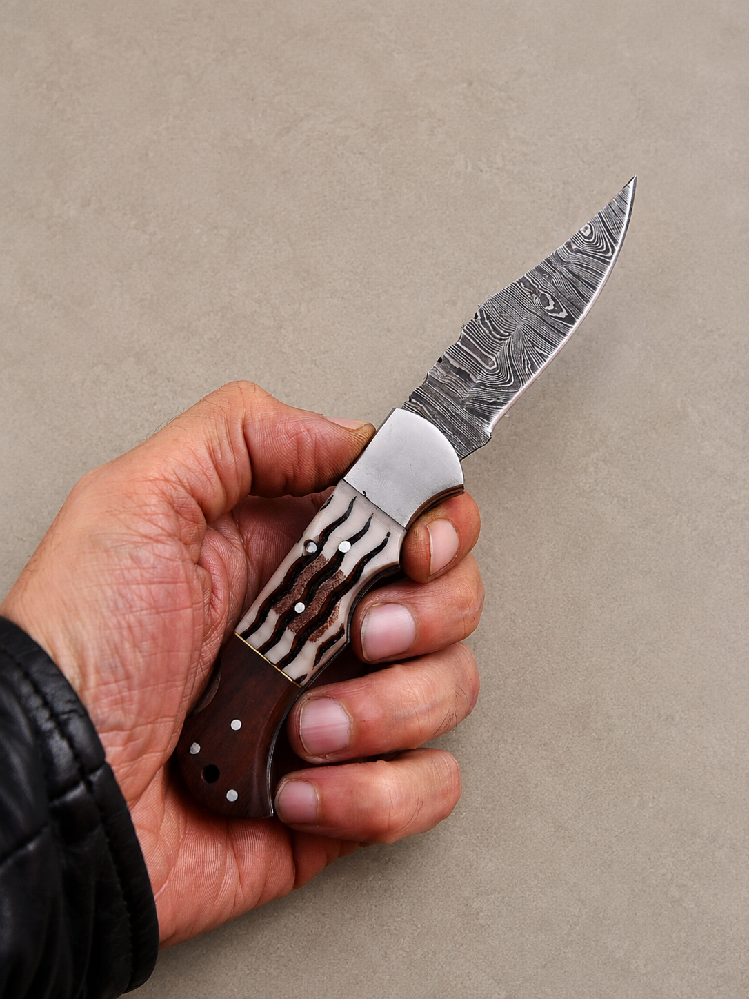 Damascus Folding Knife – Rosewood & Horn Handle Outdoor Foldind Pocket Knife with Custom Engraving & Leather Sheath