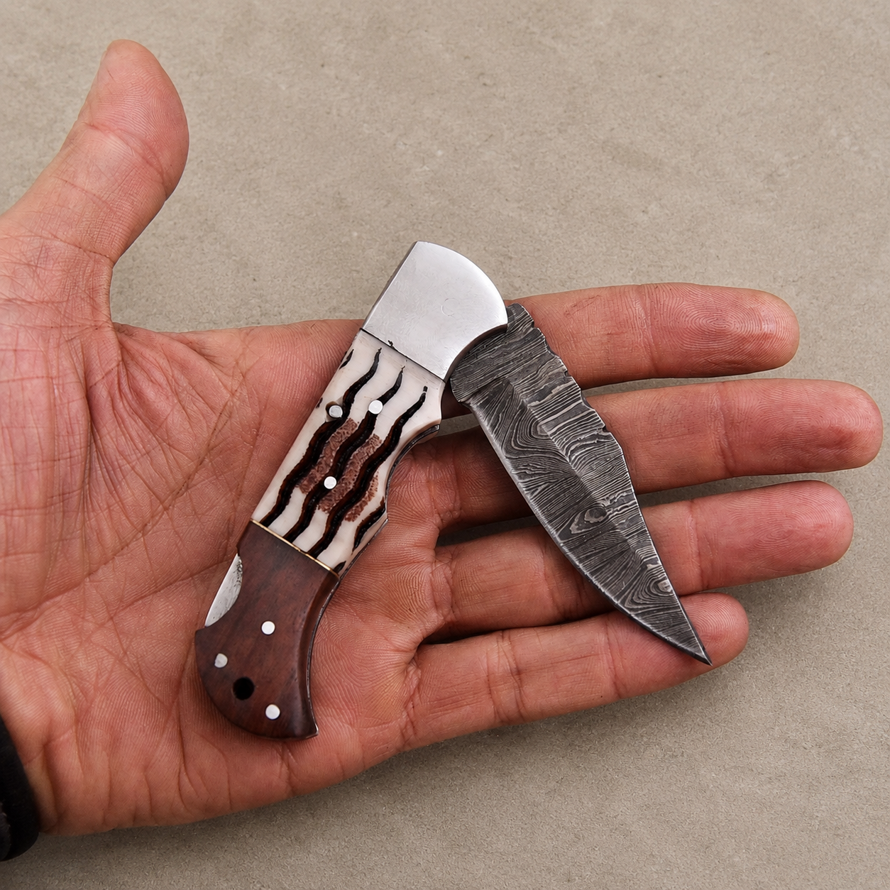 Damascus Folding Knife – Rosewood & Horn Handle Outdoor Foldind Pocket Knife with Custom Engraving & Leather Sheath