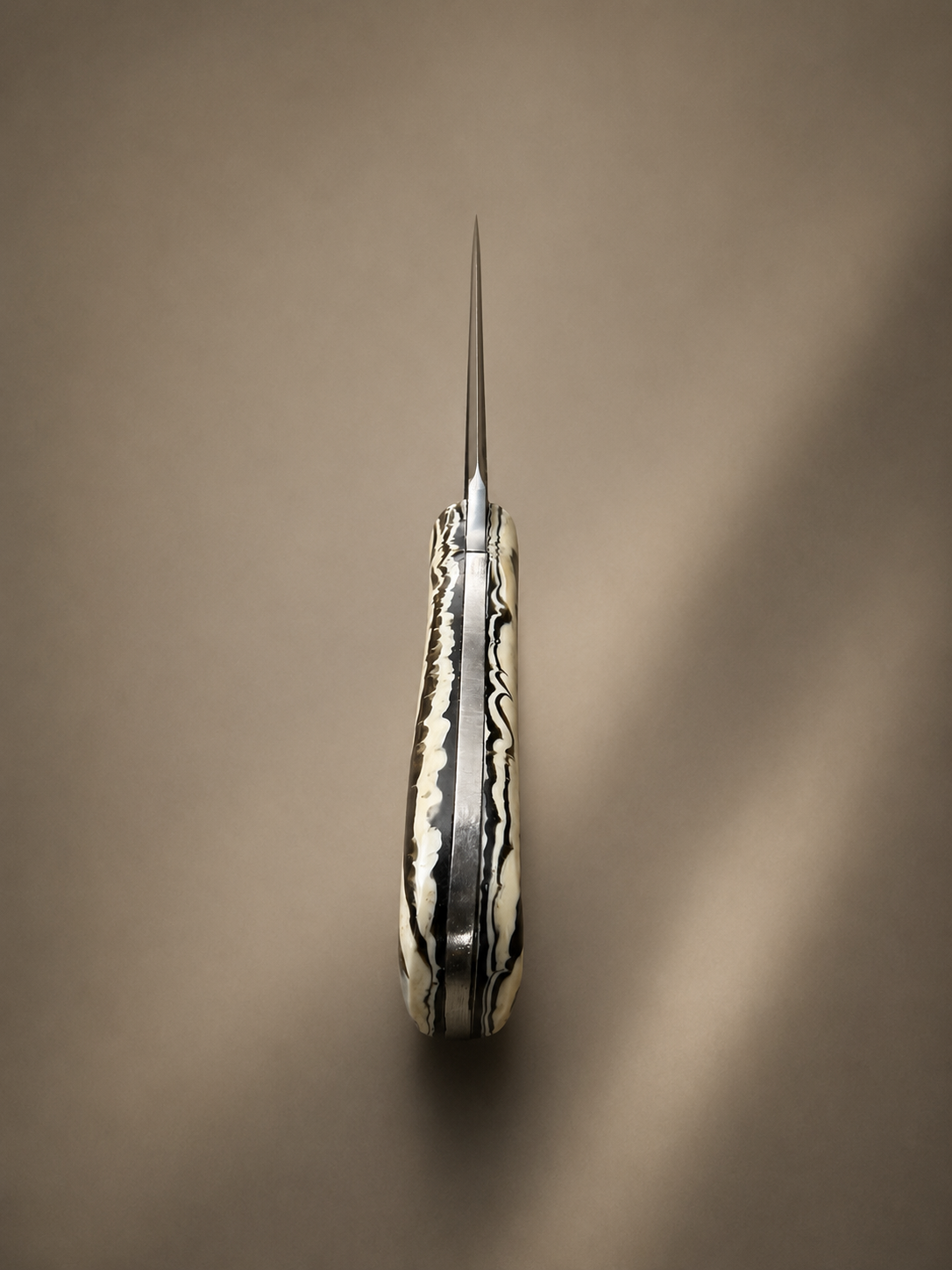 Artisan Damascus Steel Knife – Hand Forged Fixed Blade with Resin Handle & Leather Sheath