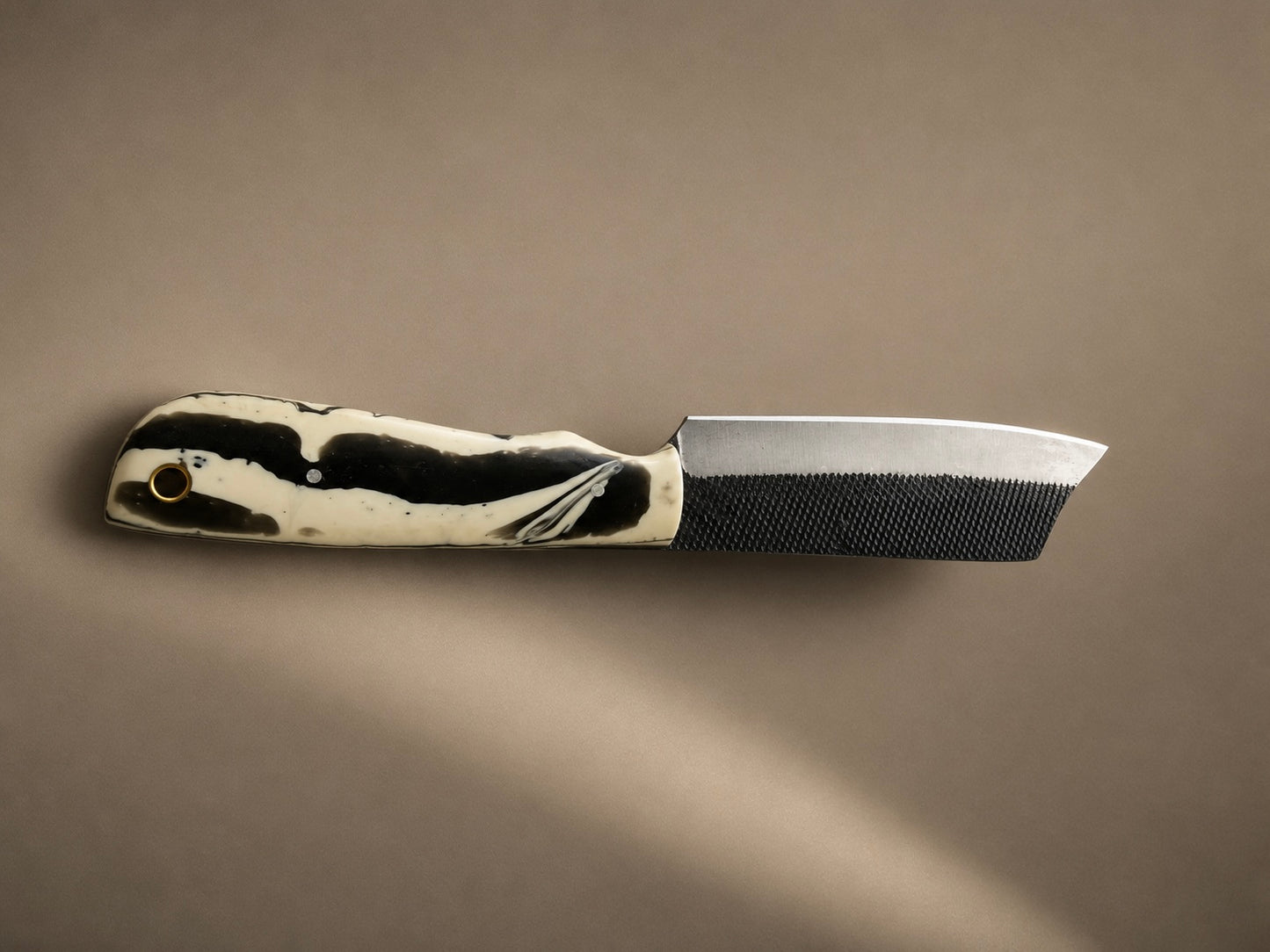 Artisan Damascus Steel Knife – Hand Forged Fixed Blade with Resin Handle & Leather Sheath