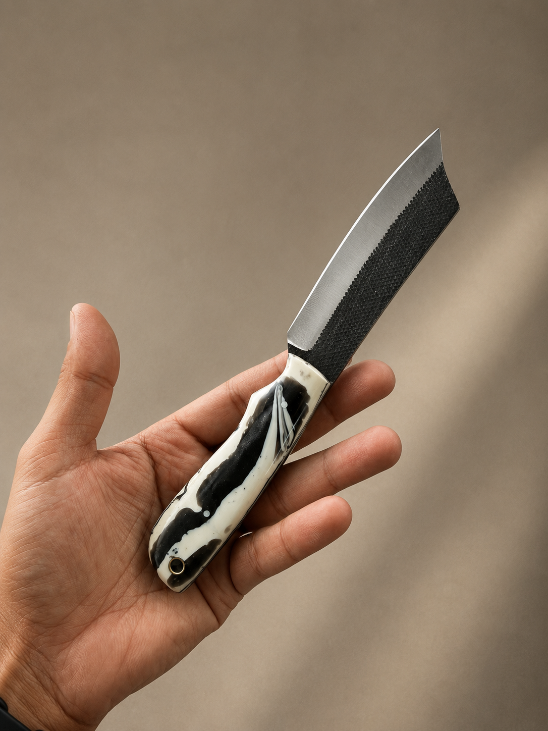 Artisan Damascus Steel Knife – Hand Forged Fixed Blade with Resin Handle & Leather Sheath