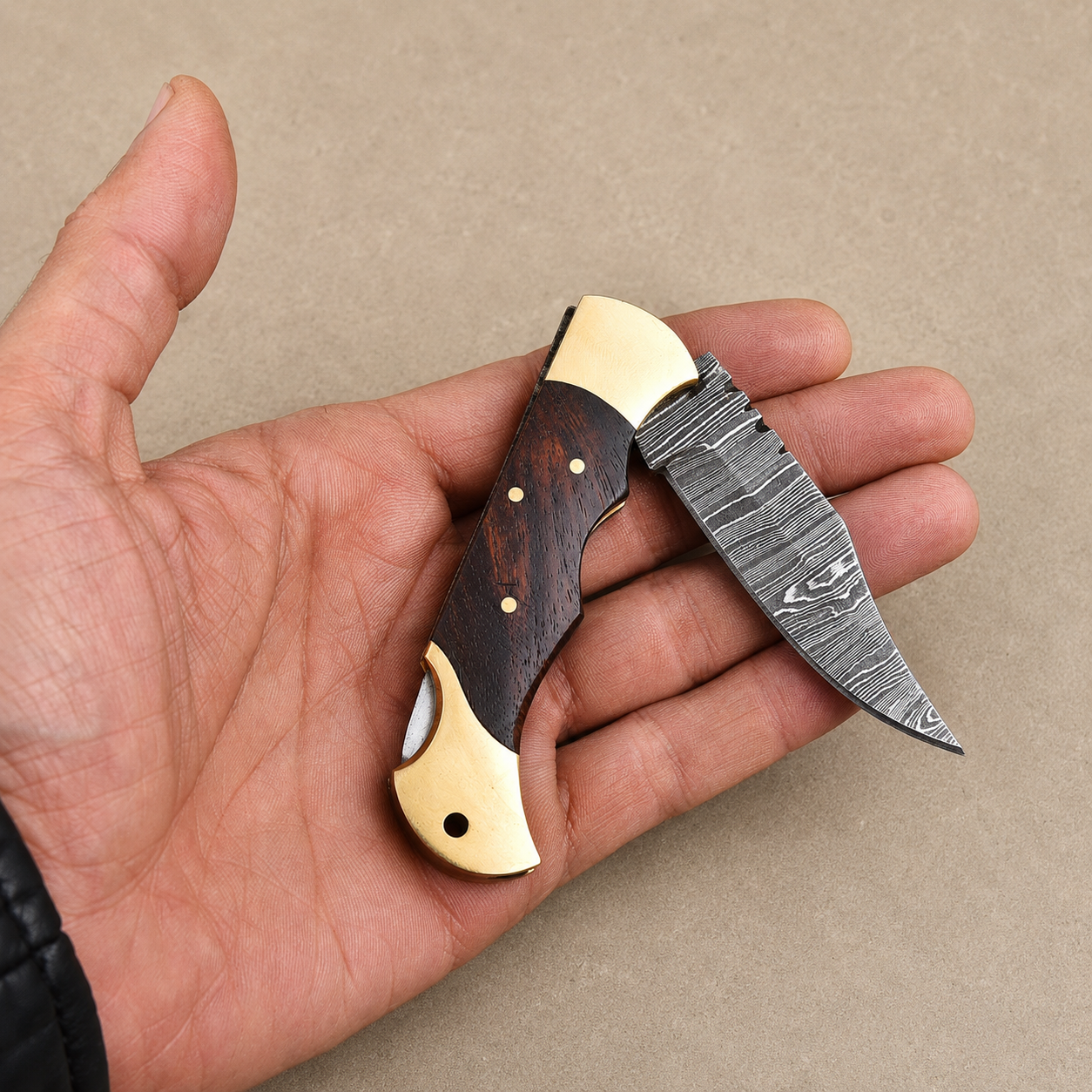 Midnight Timber Damascus Folding Knife – Ladder Pattern Steel with Rosewood Handle, Brass Bolster & Leather Sheath