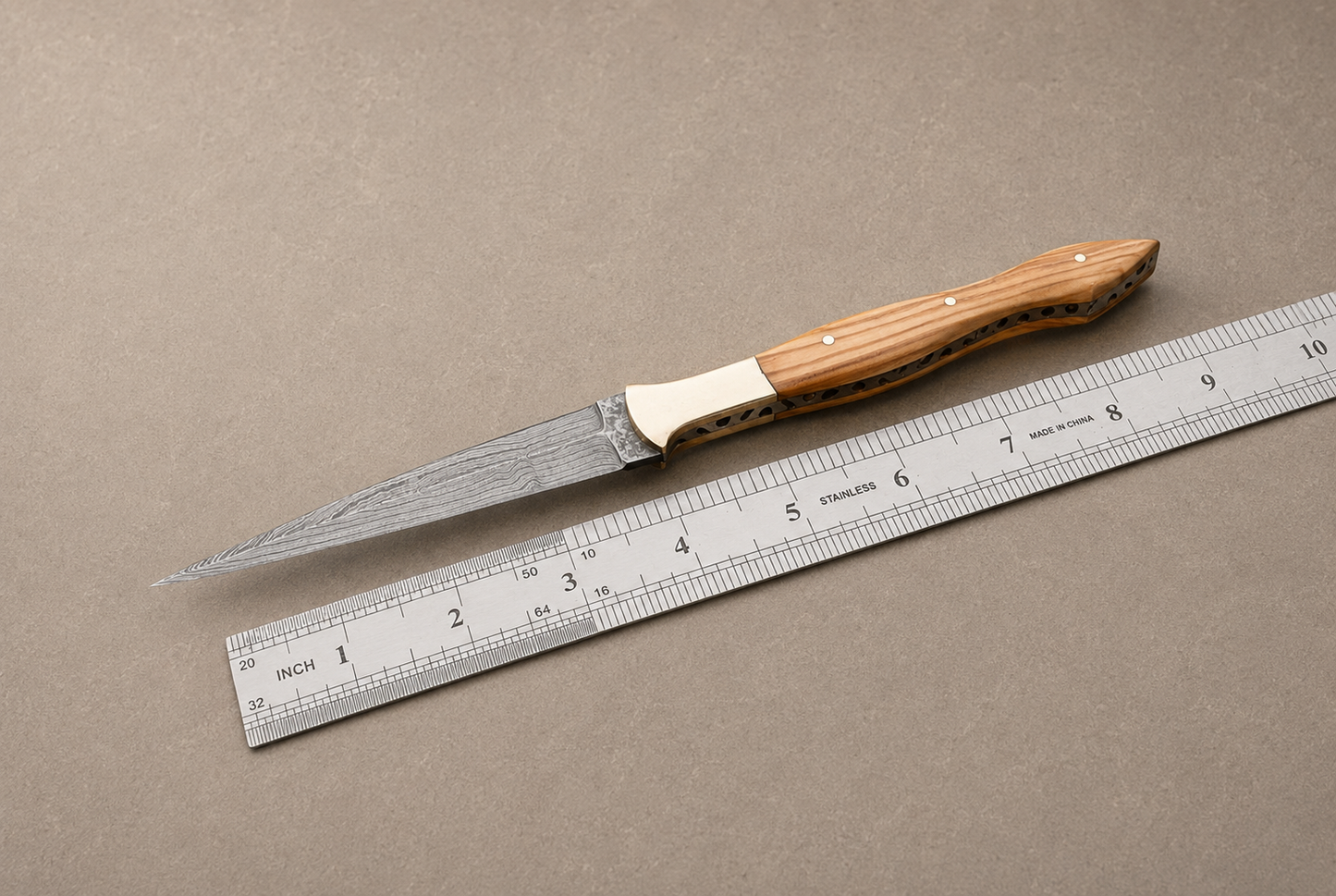 Olive Crest Damascus Steel Knife – 512 Layer Hand Forged Blade with Olive Wood Handle, Brass Bolster & Leather Sheath
