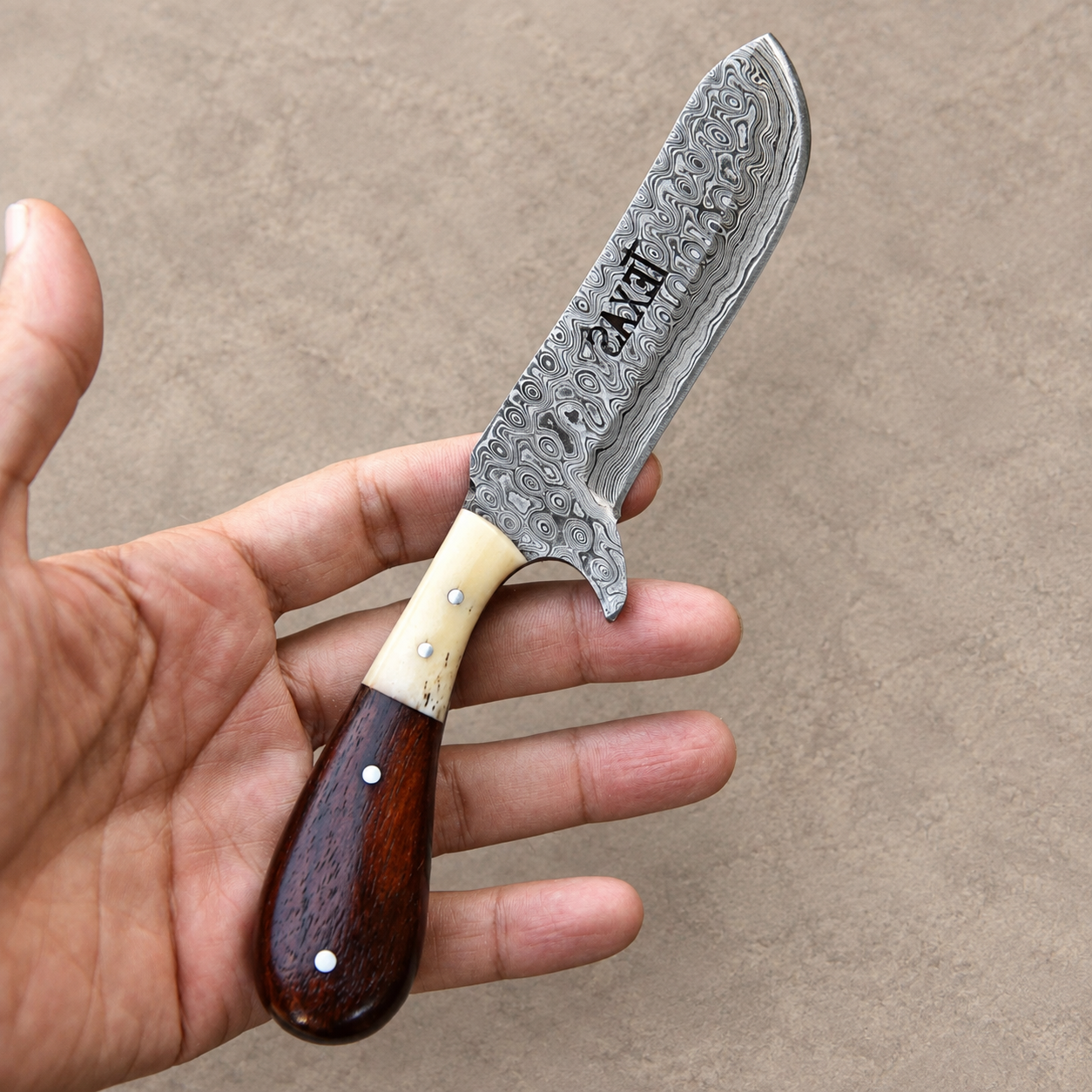 Hand Forged Damascus Steel Fixed Blade Knife with Natural Horn Handle & Leather Sheath