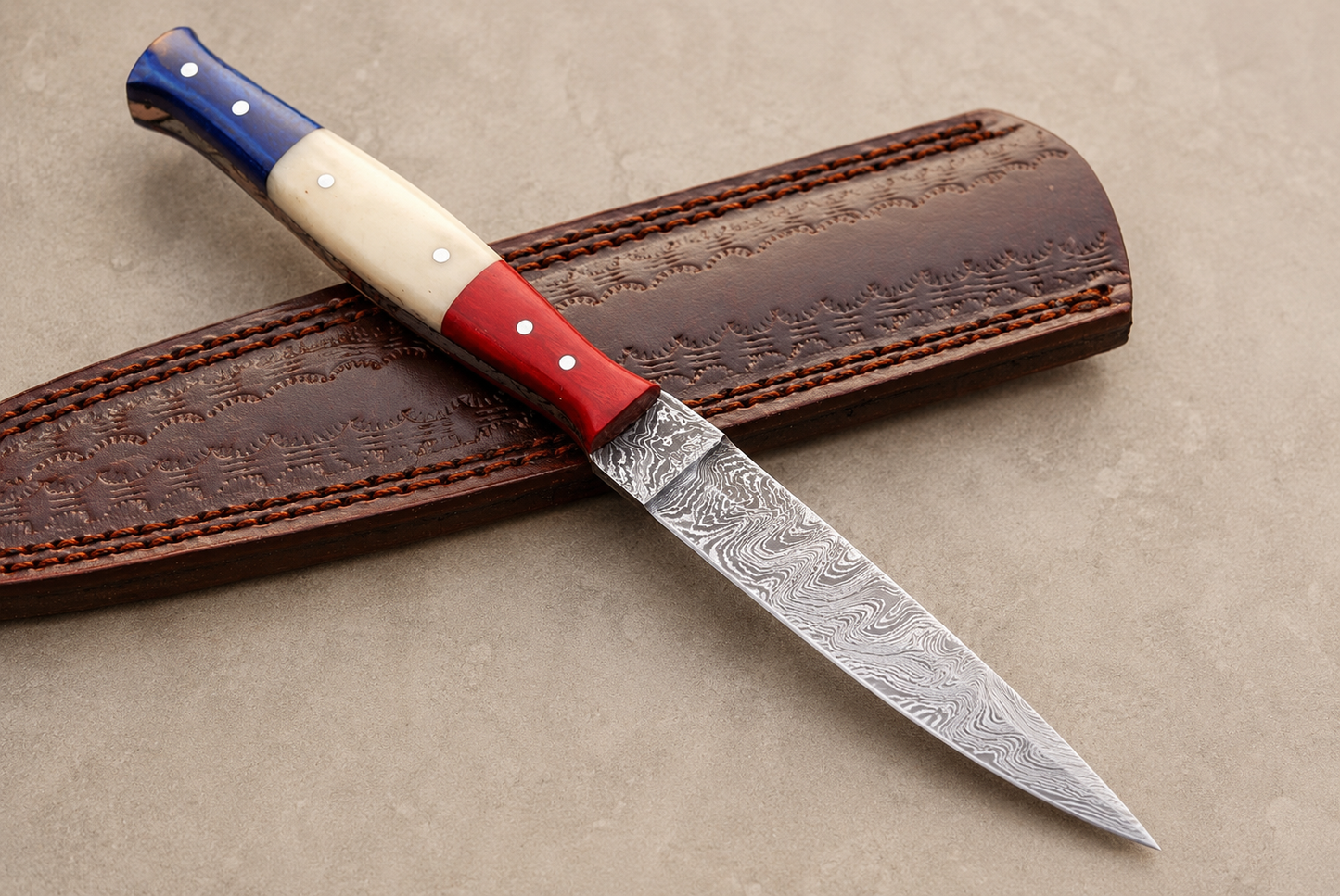 Lone Star Damascus Steel Knife – 512 Layer Hand Forged Blade with Texas Flag Handle & Leather Sheath