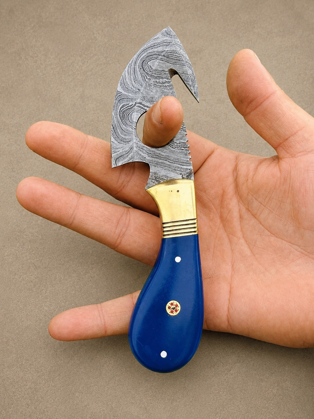 Compact Damascus Steel Fixed Blade Utility Knife – 512 Layer Hand Forged with Resin Handle, Brass Bolster & Leather Sheath
