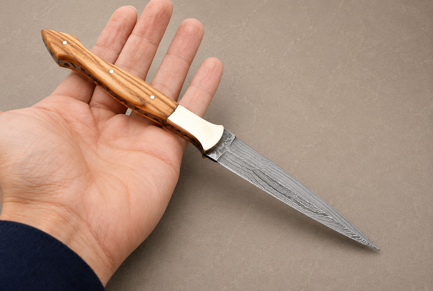 Olive Crest Damascus Steel Knife – 512 Layer Hand Forged Blade with Olive Wood Handle, Brass Bolster & Leather Sheath
