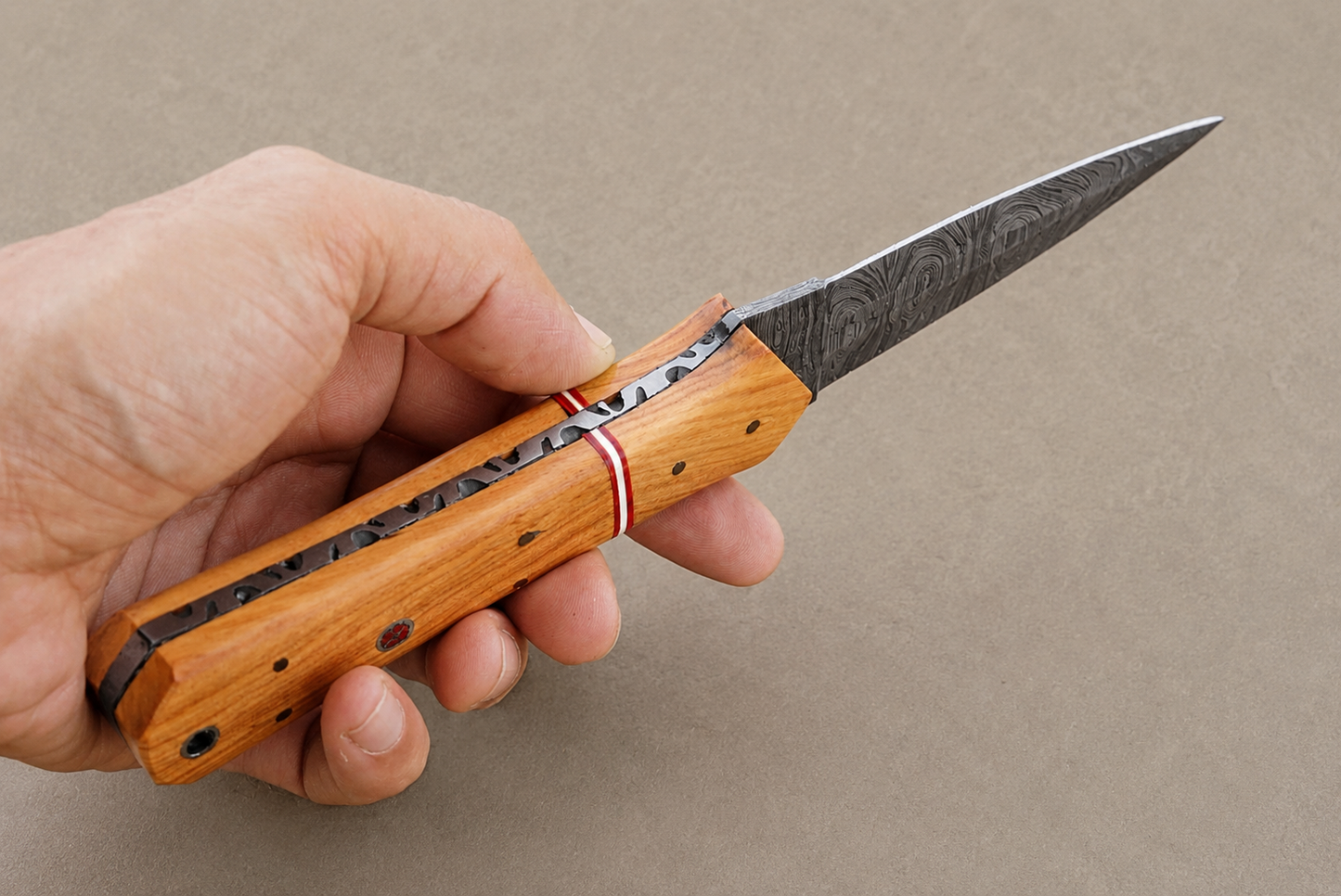 Olive Ridge Damascus Steel Knife – 512 Layer Hand Forged Blade with Olive Wood Handle & Leather Sheath