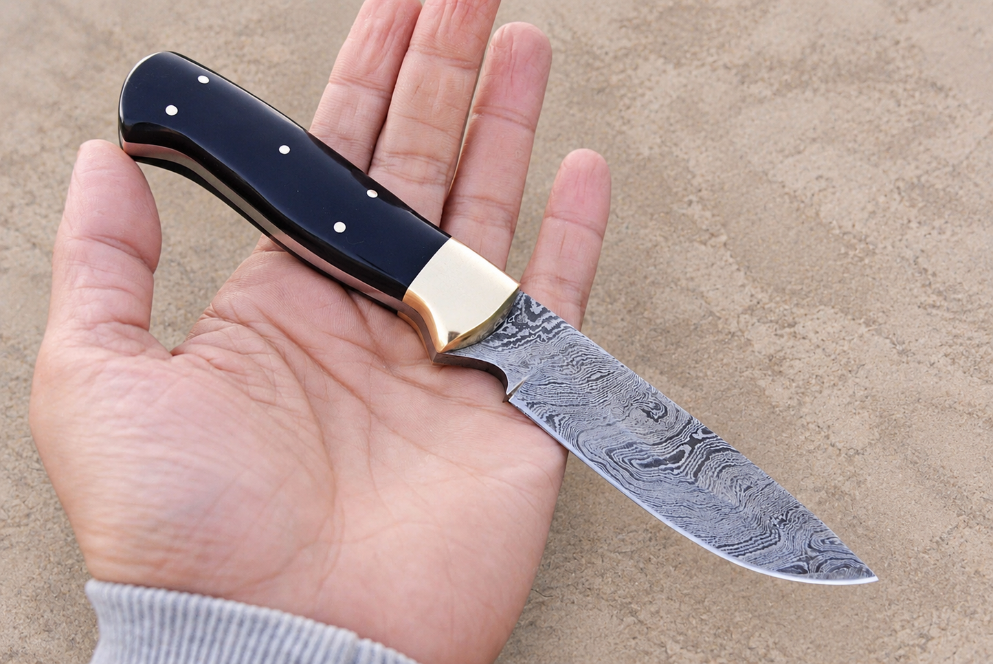 Hand Forged Damascus Steel Utility Knife with Natural Horn & Brass Handle – Leather Sheath