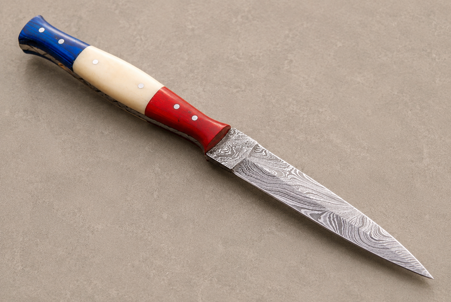 Lone Star Damascus Steel Knife – 512 Layer Hand Forged Blade with Texas Flag Handle & Leather Sheath