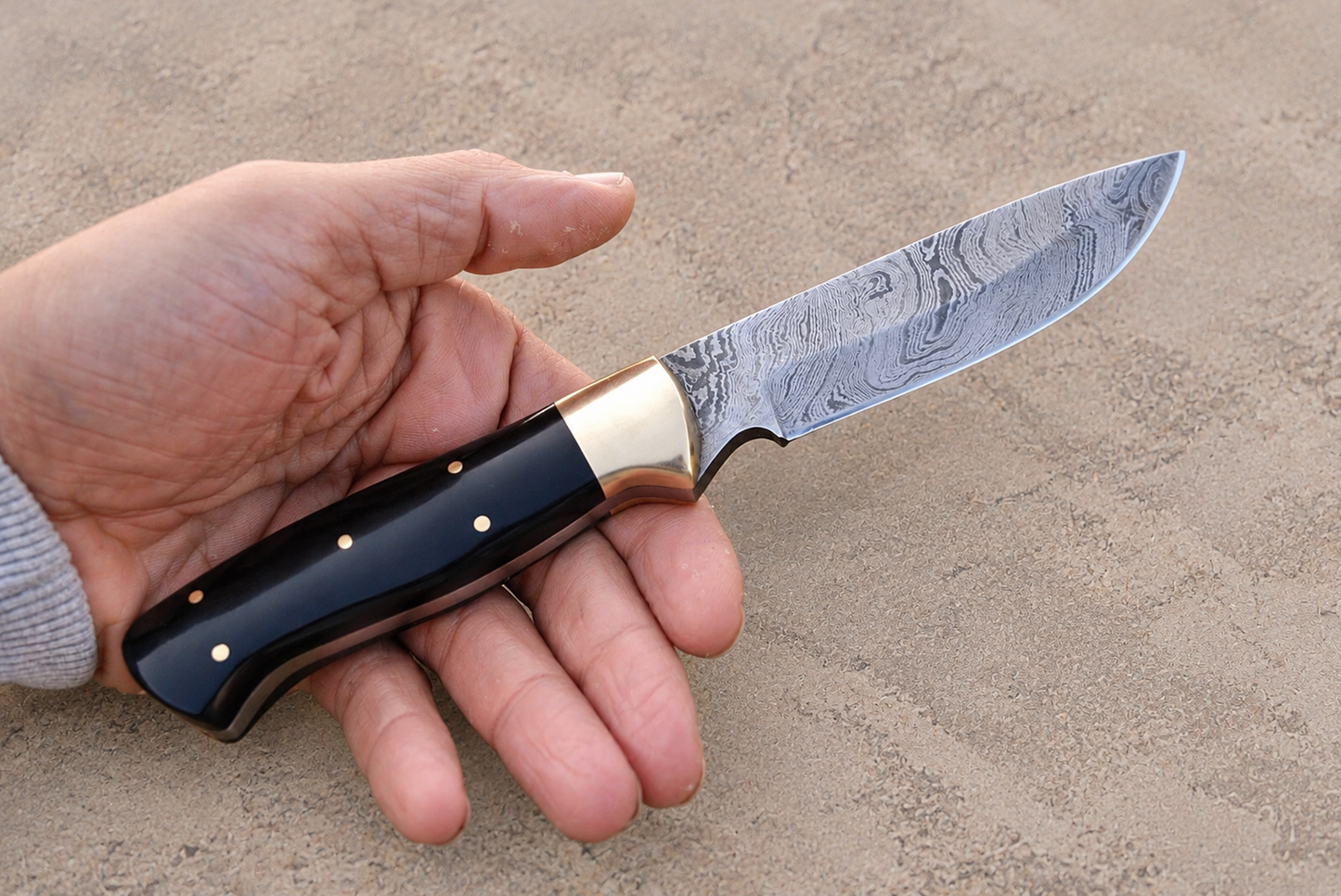 Hand Forged Damascus Steel Utility Knife with Natural Horn & Brass Handle – Leather Sheath