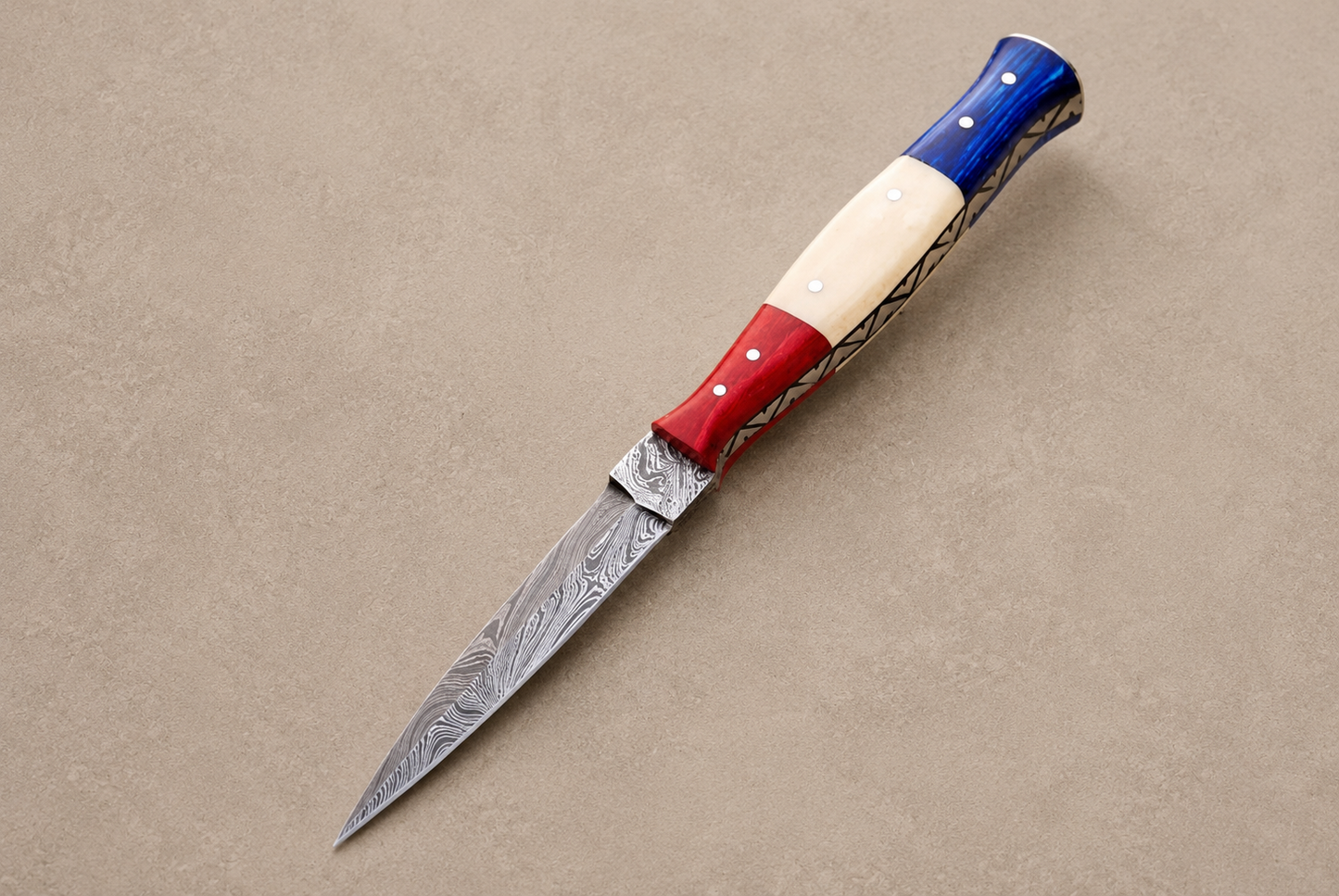Lone Star Damascus Steel Knife – 512 Layer Hand Forged Blade with Texas Flag Handle & Leather Sheath
