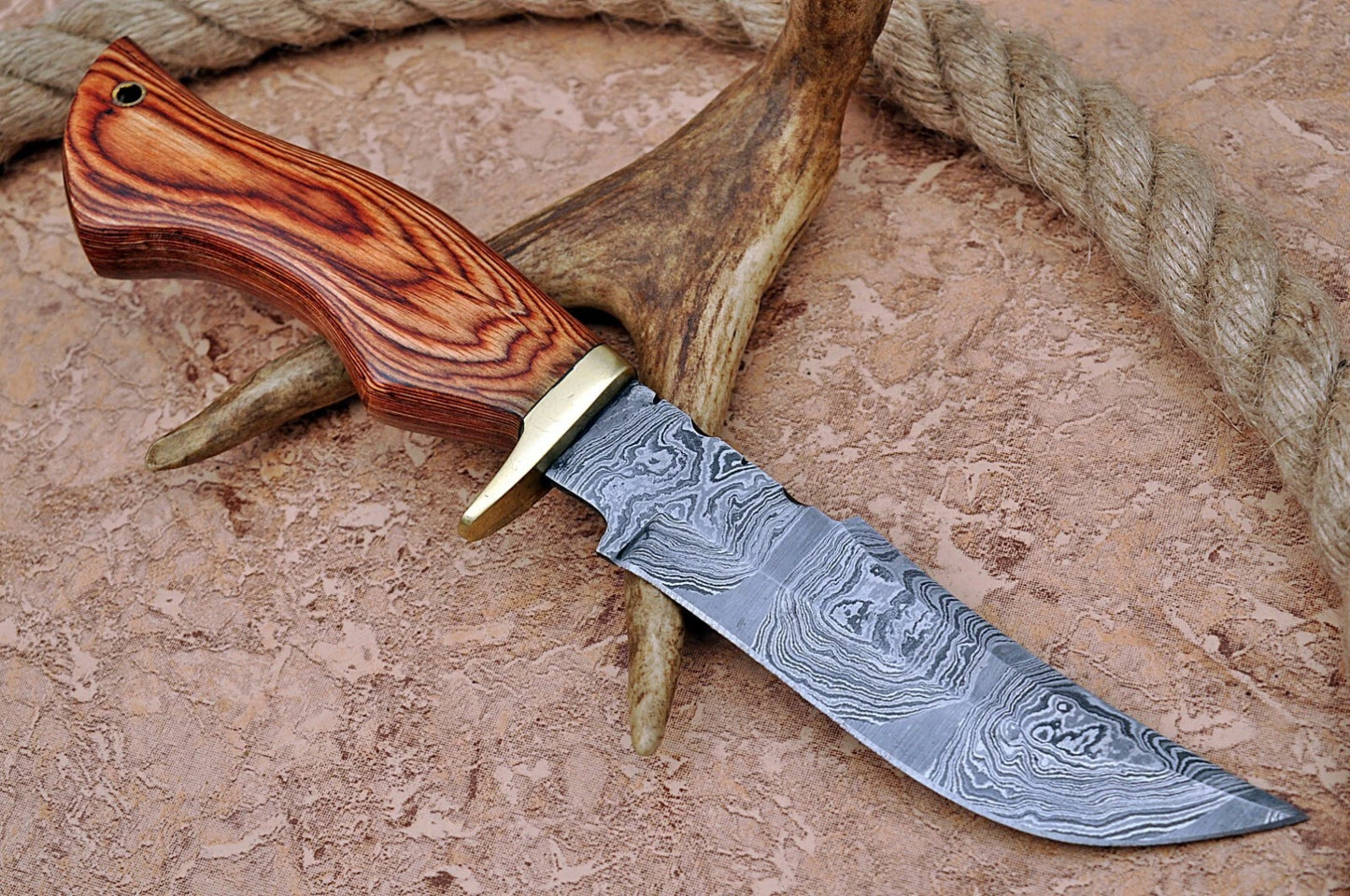 HAND FORGED DAMASCUS STEEL HUNTING KNIFE W/ STAIN WOOD & BRASS GUARD HANDLE