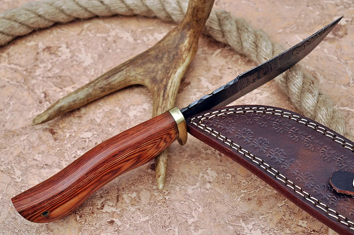 HAND FORGED DAMASCUS STEEL HUNTING KNIFE W/ STAIN WOOD & BRASS GUARD HANDLE