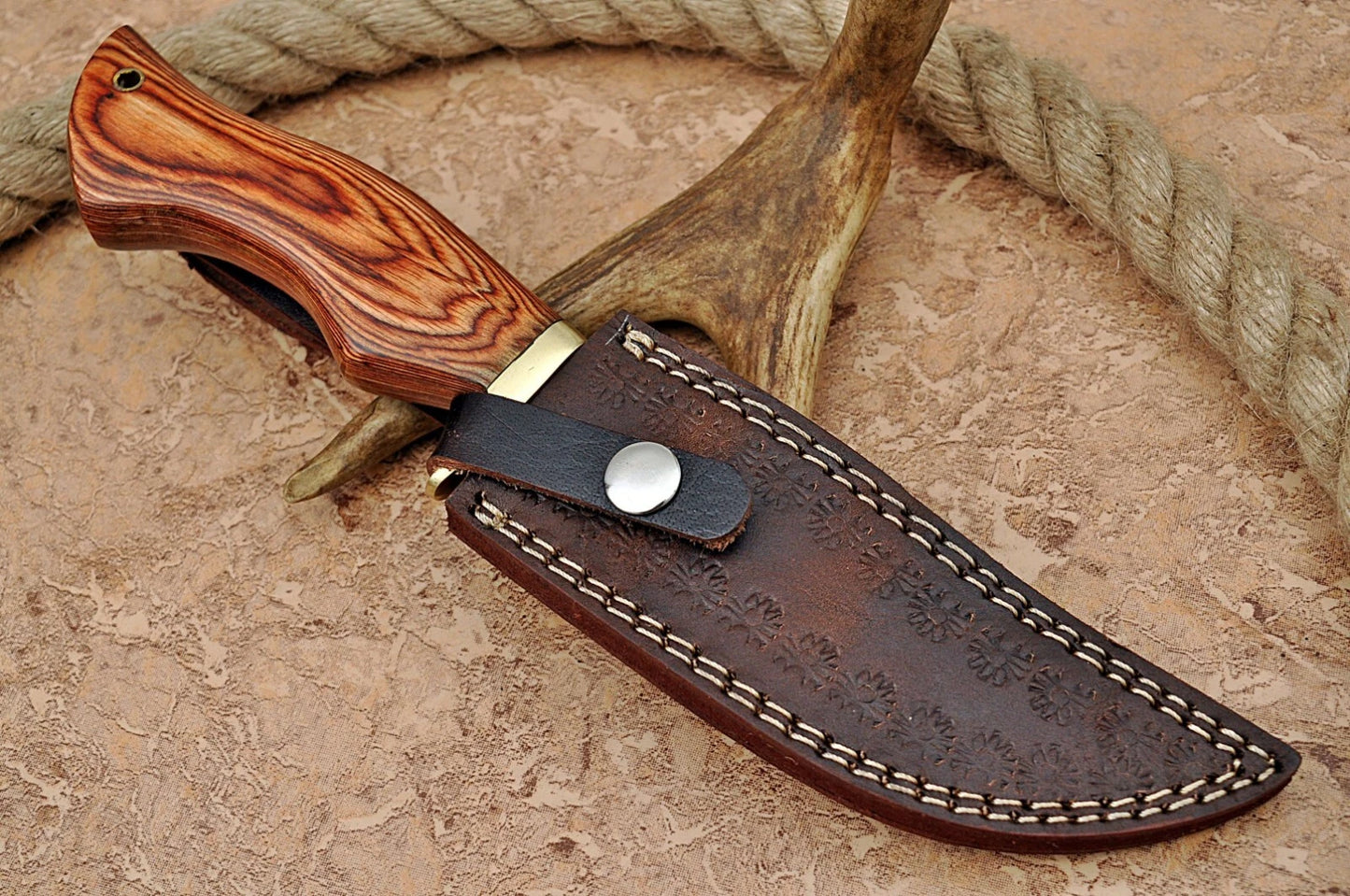 HAND FORGED DAMASCUS STEEL HUNTING KNIFE W/ STAIN WOOD & BRASS GUARD HANDLE
