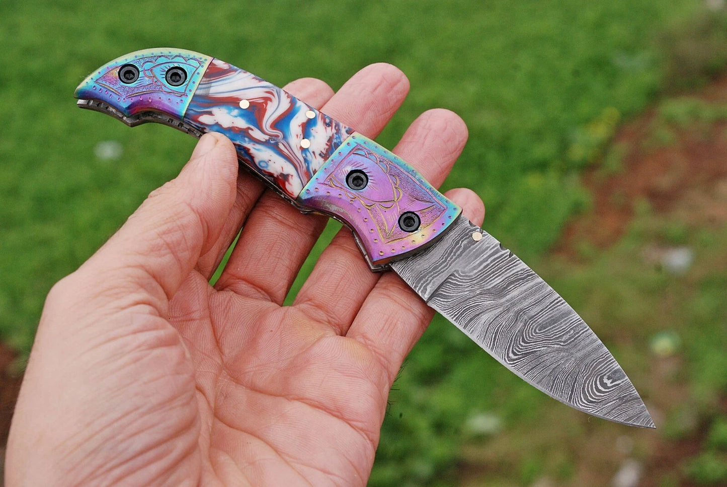 Premium Hand-Forged Damascus Folding Pocket Knife – Engraved Bolster Handle | 512 Layers | Leather Sheath Included