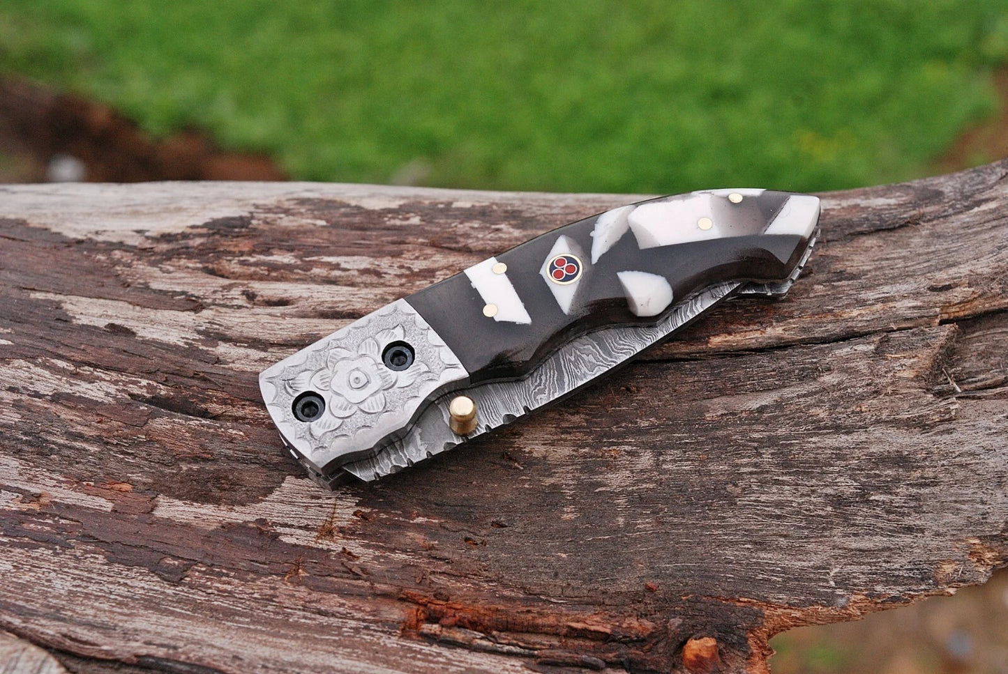Premium Hand-Forged Damascus Folding Pocket Knife – Engraved Bolster Handle | 512 Layers | Leather Sheath Included